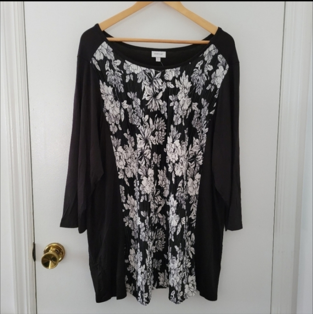 Avenue || (26/28) Plus Black White Floral Pleated Top